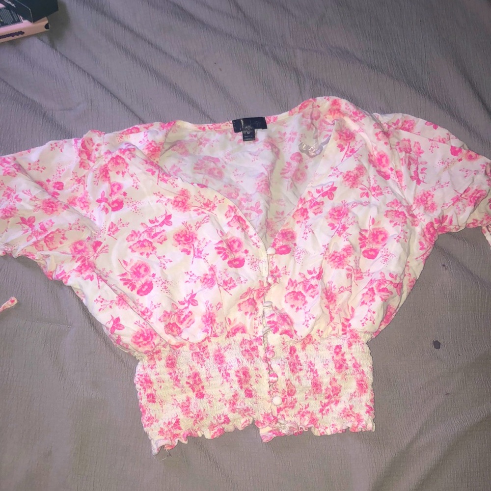 This is a cute crop top blouse that is amazing for summer time 🌸